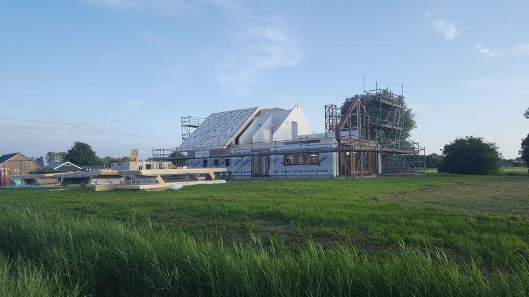 Prefab houtskeletbouw woning in aanbouw in het weiland