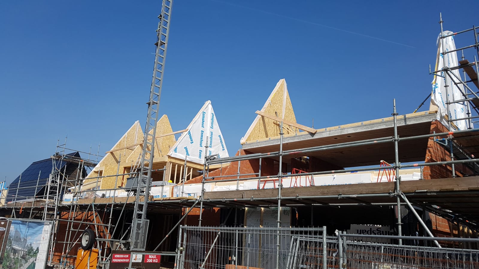 Prefab dakelementen op een rij nieuwbouwwoningen