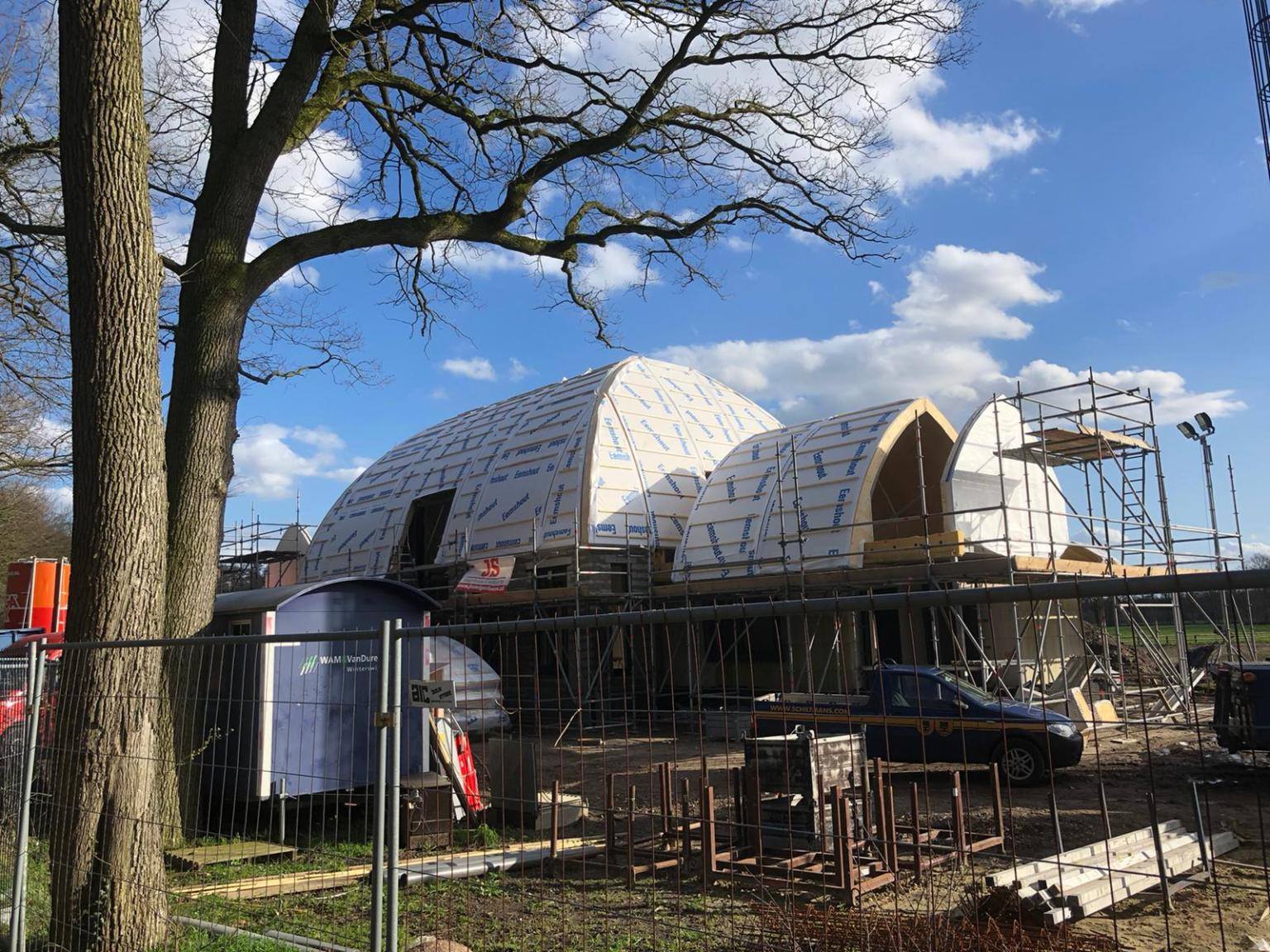 Gebogen prefab dak op een vrijstaande woning
