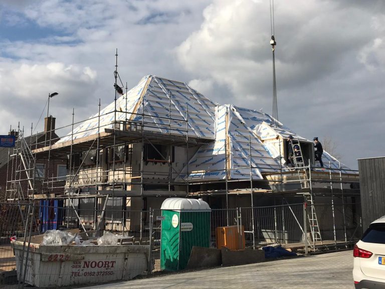 Prefab dak op een woning in de steigers