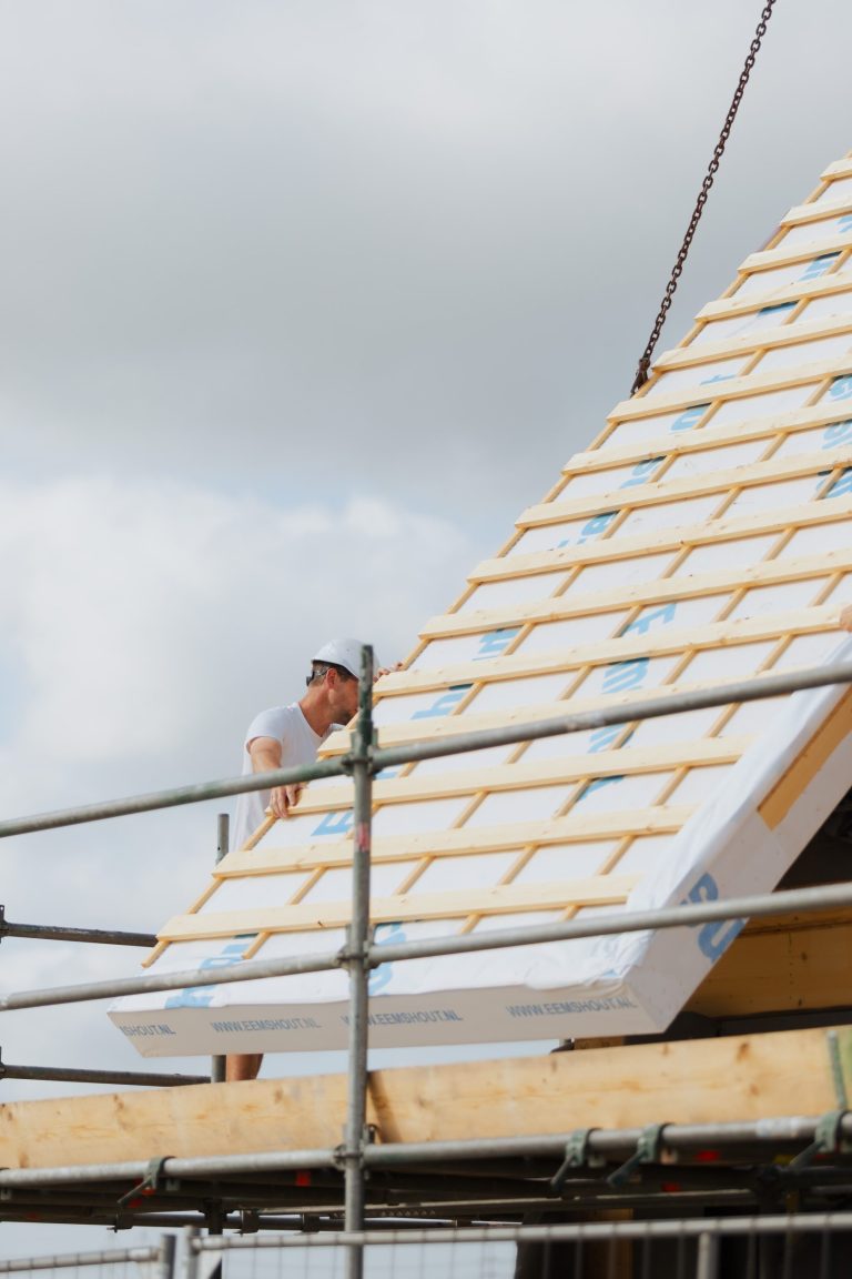 Montage van het prefab dak in 't Zandt