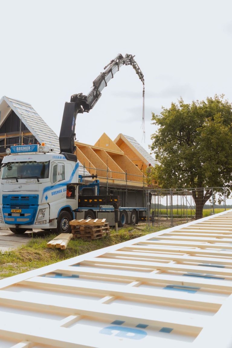 Vrachtwagen met kraan en dakelementen in 't Zandt
