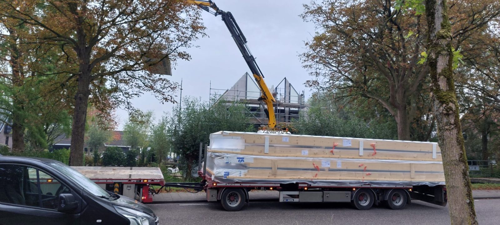 Vrachtwagen met prefab elementen op de bouwplaats