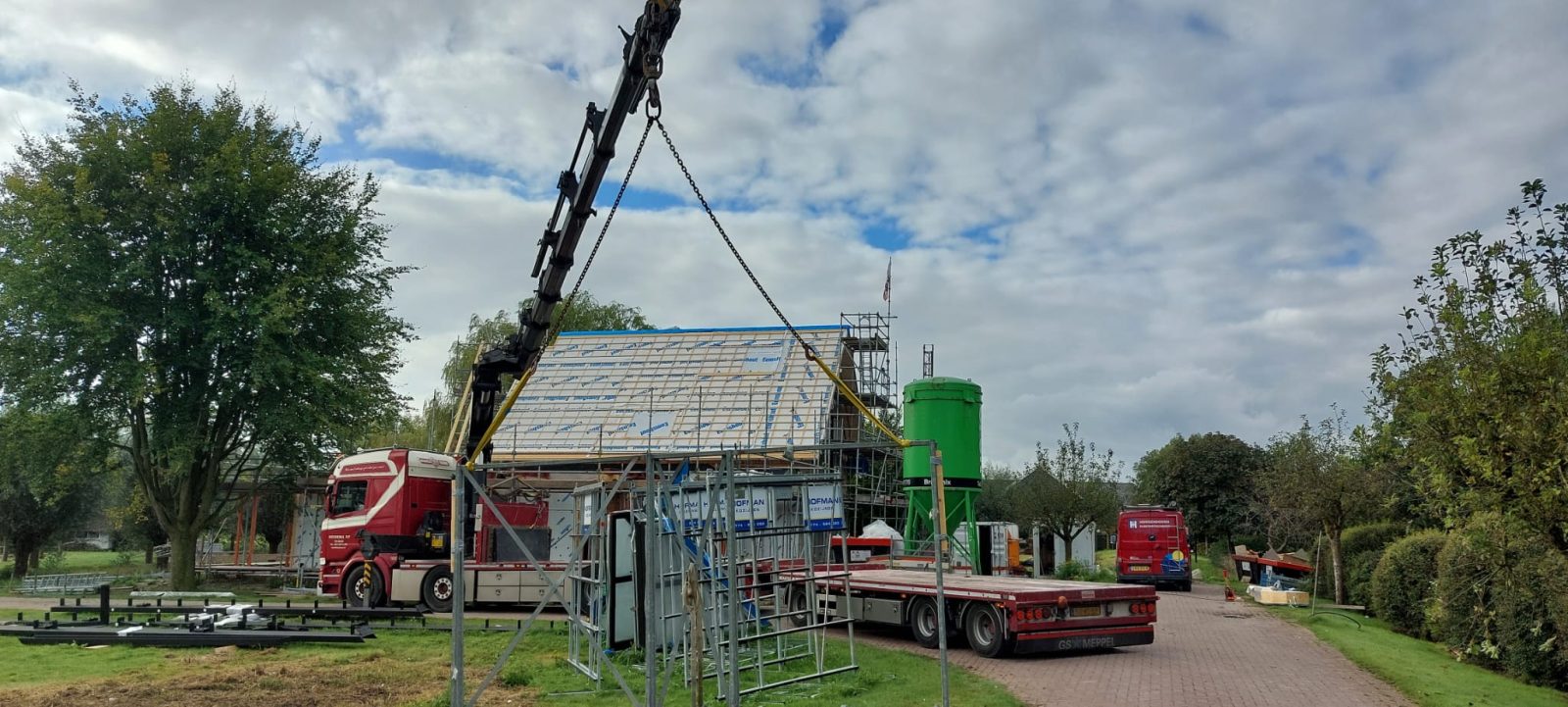 Prefab dakelementen worden met de kraan van de vrachtwagen gehesen